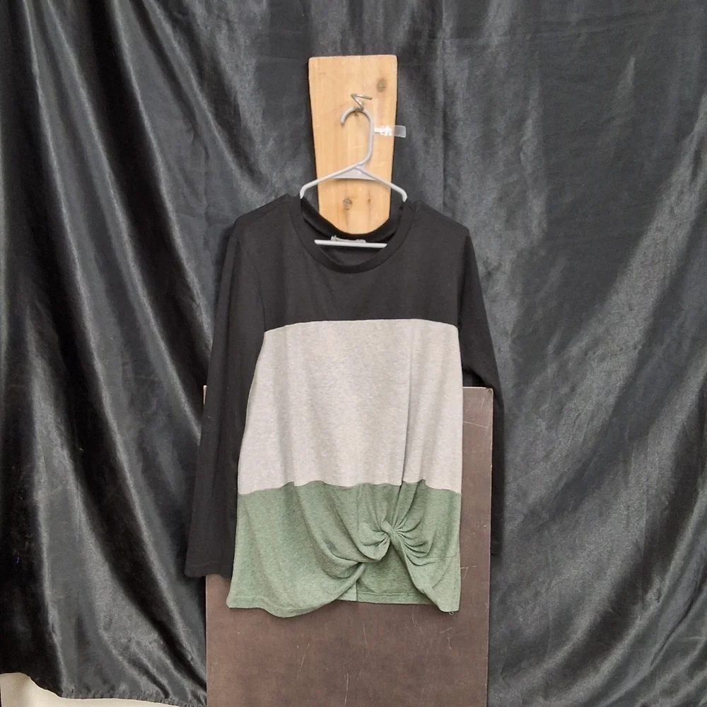 Yidarton Black Top with Multicolor Accents size womens L (Oversized) - Picture 14 of 14